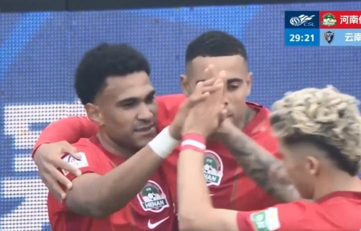 姆布拉赛后畅谈进球秘诀,纳萨里奥跑位助攻显关键;中超赛场持球更从容。 体育新闻