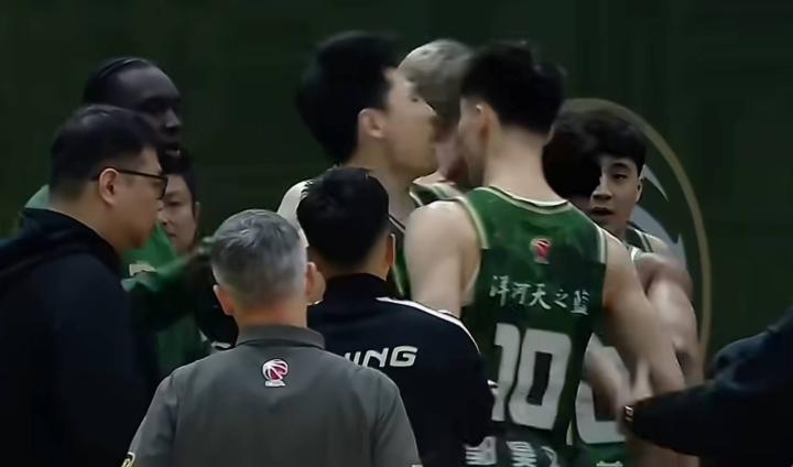  替补席突发冲突，王世龙怒斥两人；郭昊文赵柏清因发球失误争执，全场遭弃用。 体育新闻