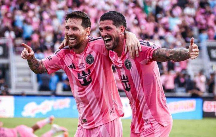 阿根廷跨界惊喜,梅西德保罗携手蒂尼拍摄世界杯献礼MV。 阿根廷跨界惊喜,梅西德保罗携手蒂尼拍摄世界杯献礼MV。