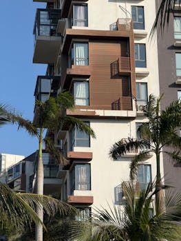  上市公司内部检查发现问题；资金通过信托流向关联企业；转型背景下合规挑战显现。 股票财经