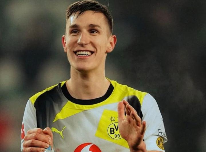  多特蒙德后防稳固信号；施洛特贝克长约即将敲定；黄黑军团未来规划初现。 体育新闻