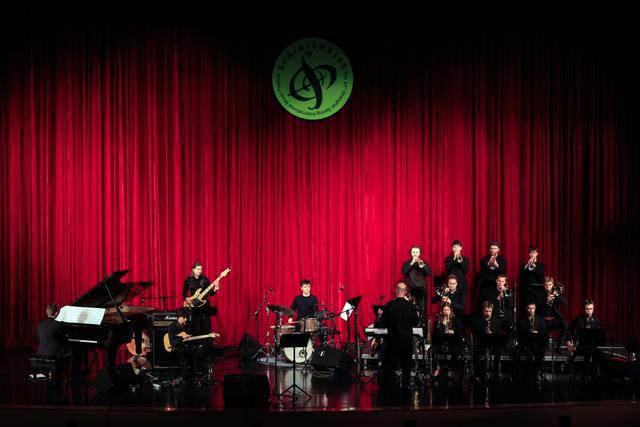  爵士乐的跨越边界之旅：从汉堡港口到上海舞台的共鸣与重塑 文化旅游