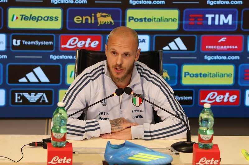 技术视角下的赛前发布会：迪马尔科战术思维与心理调控全解析 体育新闻